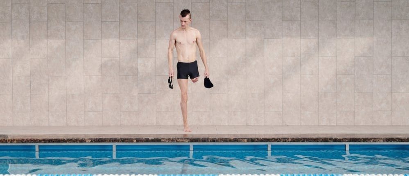 Einbeiniger Mann im Schwimmbad