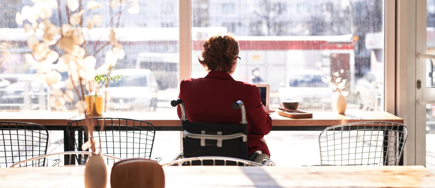 Rollstuhlfahrerin in Café