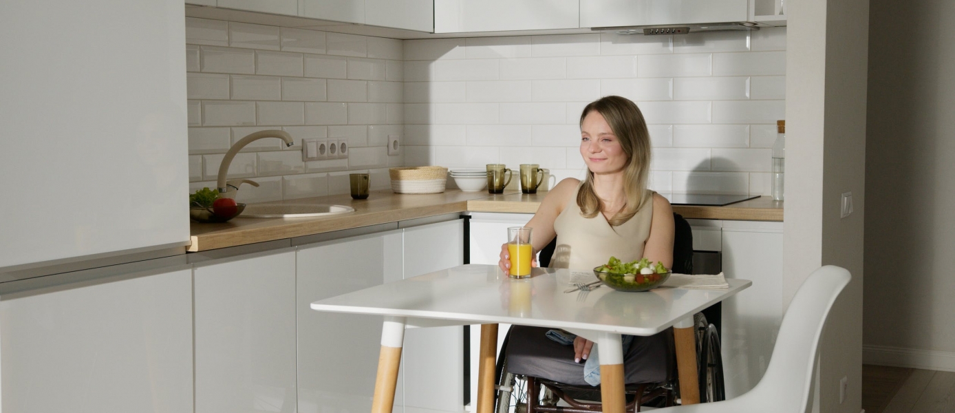 Frau am Küchentisch sitzend