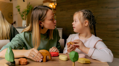 Eine Frau und ein Kind spielen gemeinsam