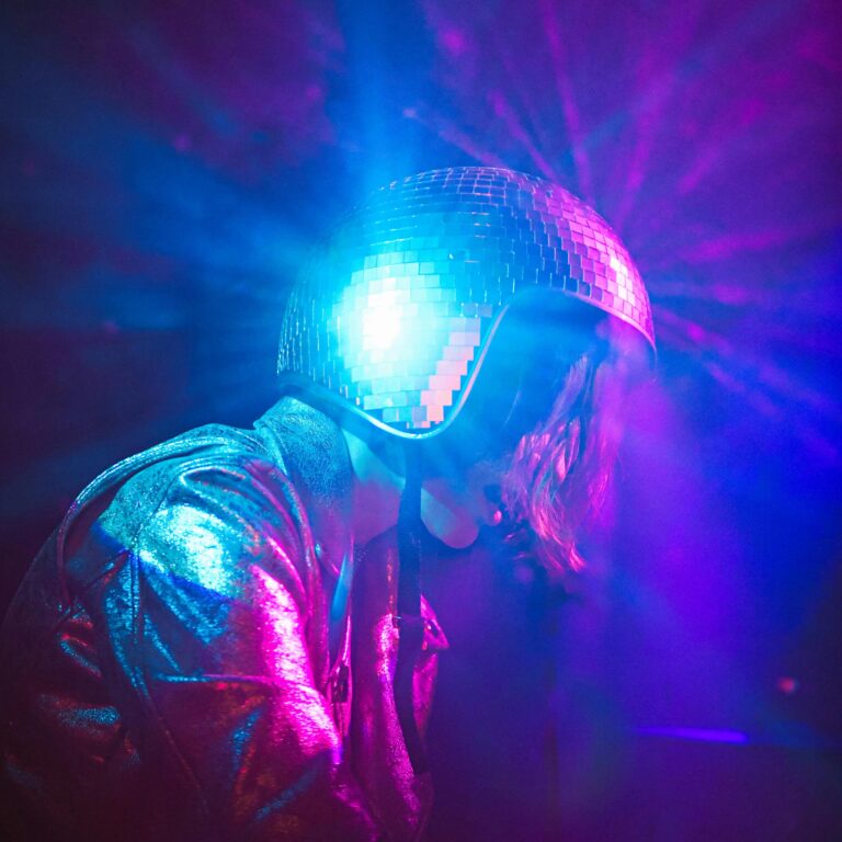 Frau mit Discokugelhelm