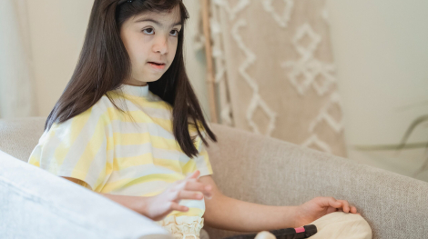 Mädchen mit Down Syndrom lernt am iPad